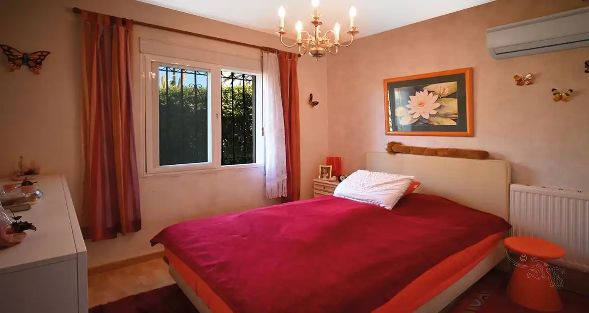 Dormitori de Casa o xalet en venda en Marbella amb Jardí privat