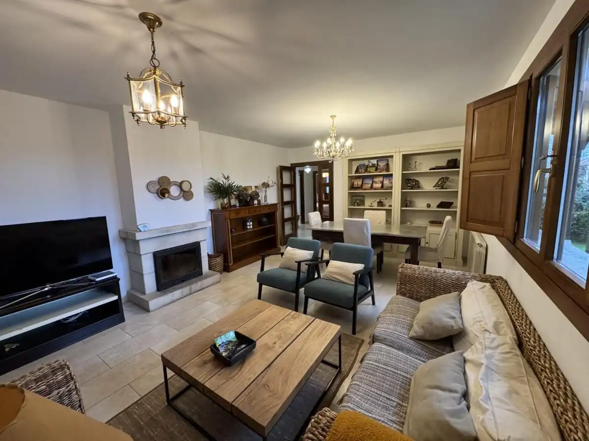 Sala d'estar de Casa o xalet en venda en Llanes amb Calefacció, Jardí privat i Terrassa