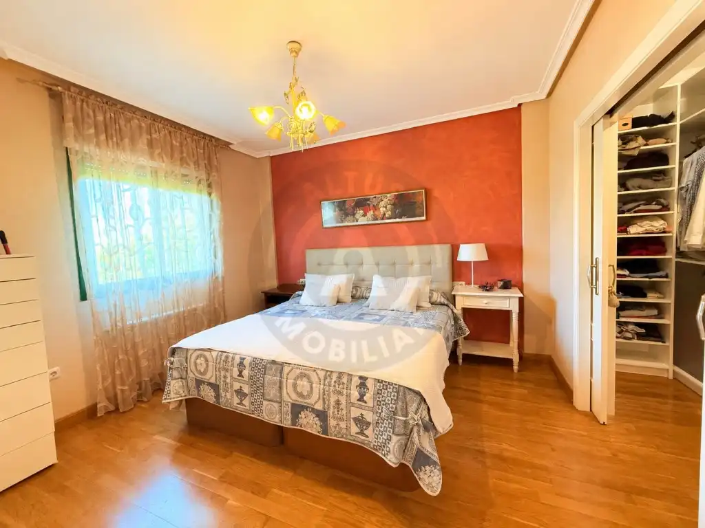 Dormitori de Casa adosada en venda en Cáceres amb Aire condicionat i Forn
