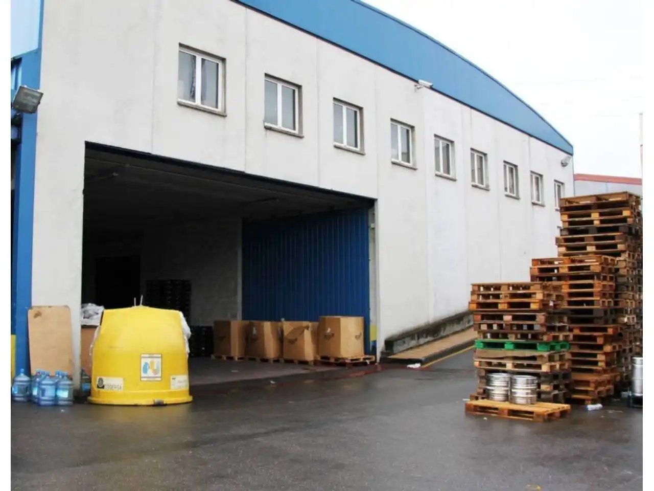 Außenansicht von Fabrikhallen zum Verkauf in Siero mit Alarm