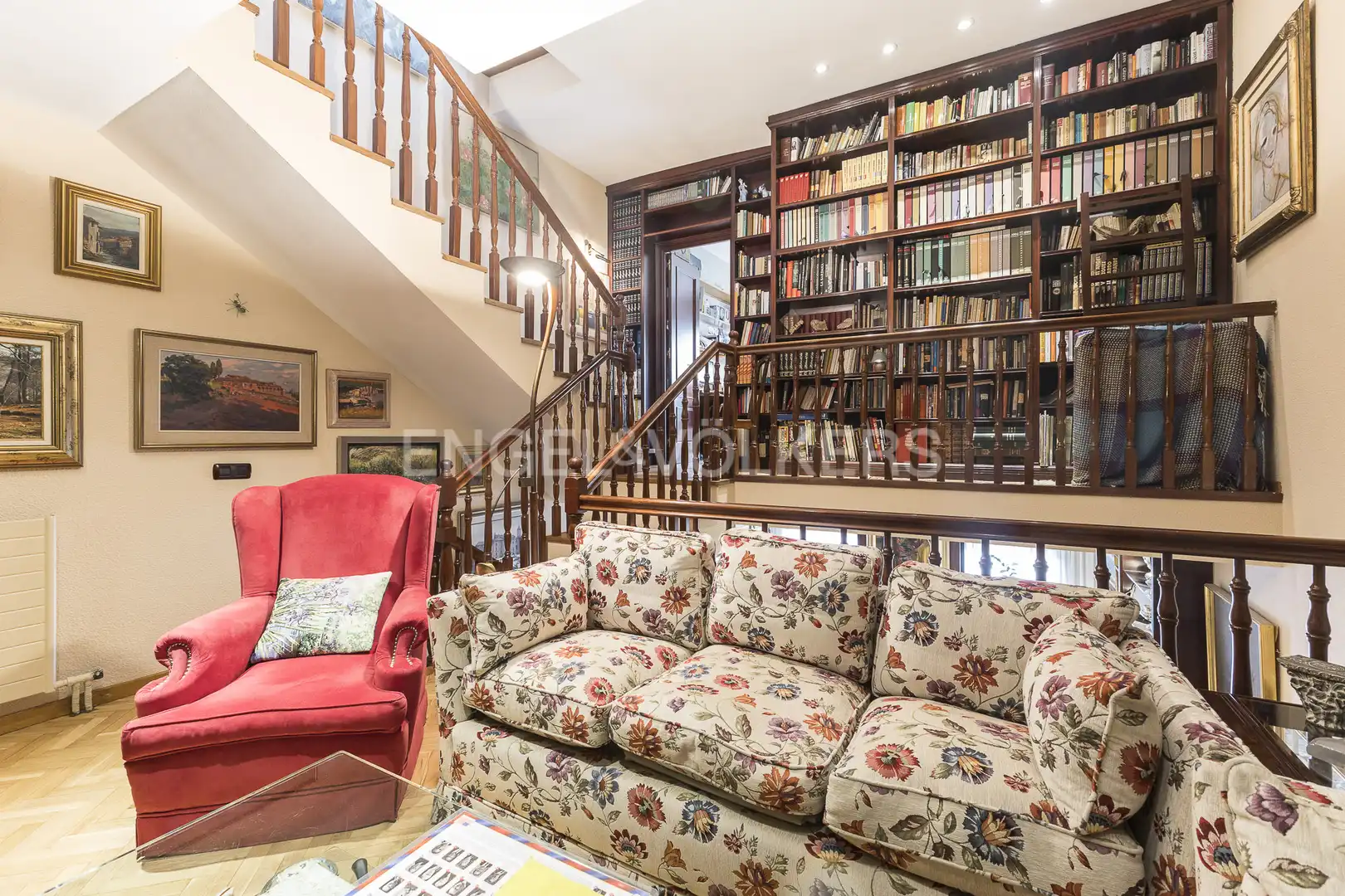 Wohnzimmer von Einfamilien-Reihenhaus zum Verkauf in Barcelona mit Heizung, Privatgarten und Parkett