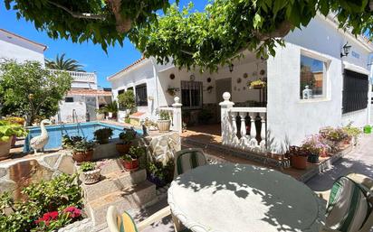 Vista exterior de Casa o xalet en venda en Vinaròs amb Aire condicionat, Terrassa i Piscina