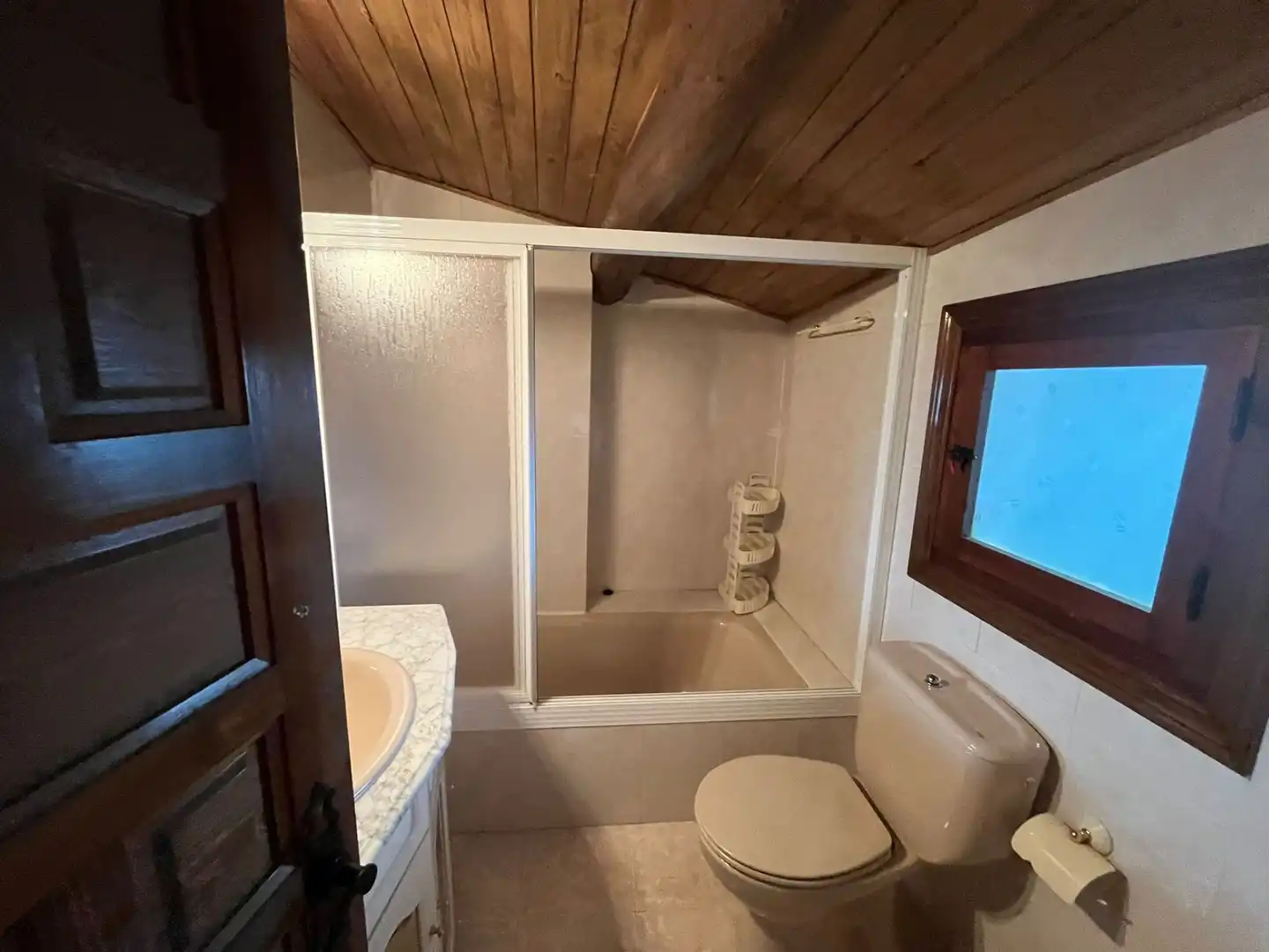 Baño de Finca rústica en venta en Cañamero con Calefacción y Jardín privado
