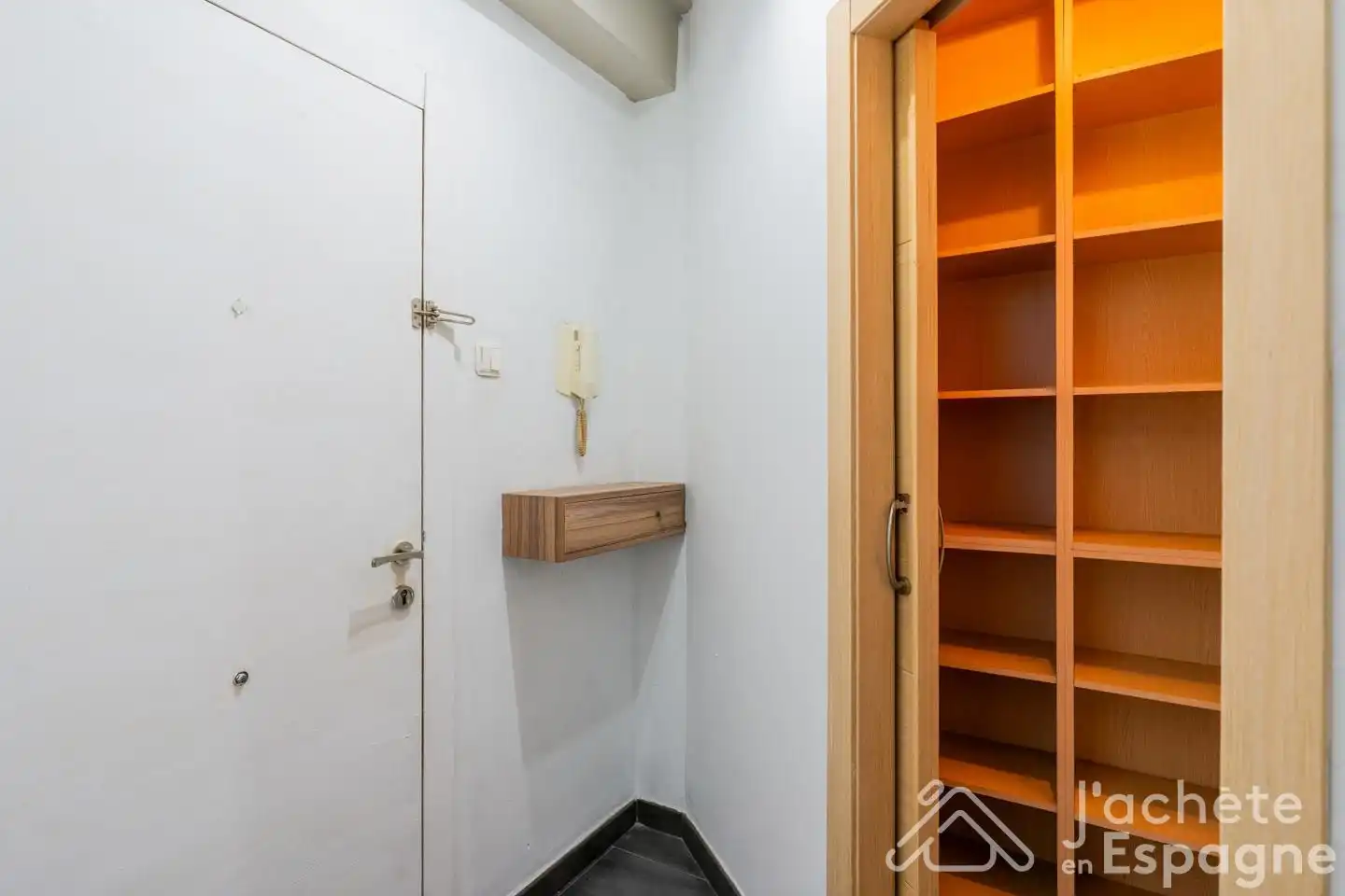 Flat for sale in Valencia  with Heating