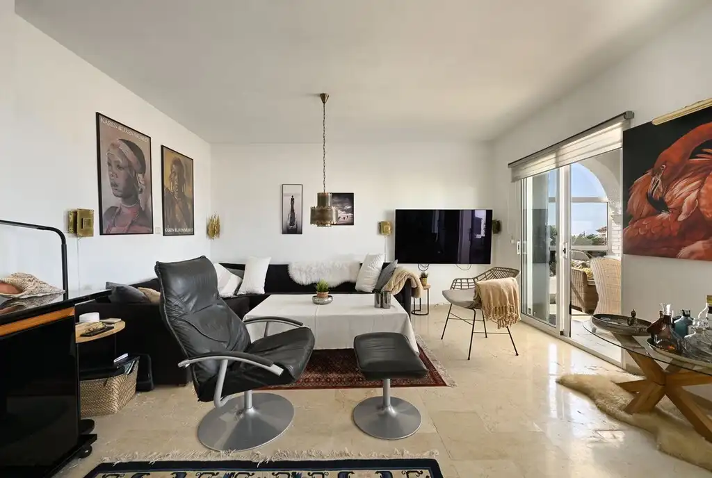 Sala d'estar de Casa o xalet en venda en Benalmádena amb Aire condicionat, Jardí privat i Terrassa