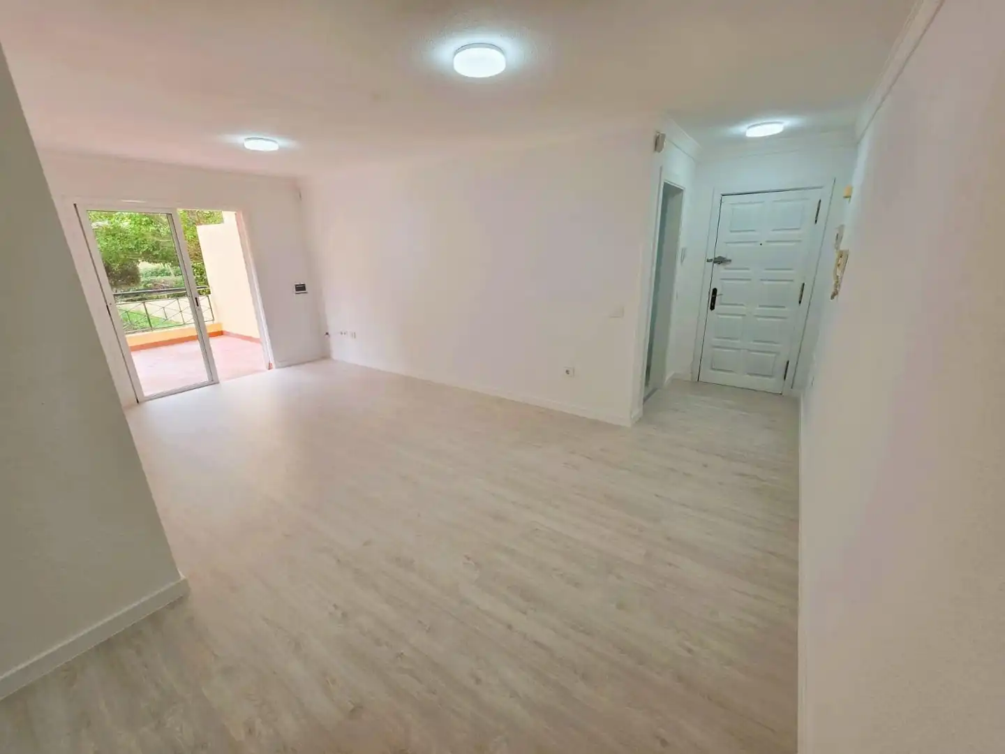 Wohnungen zum Verkauf in Arona mit Privatgarten, Terrasse und Alarm