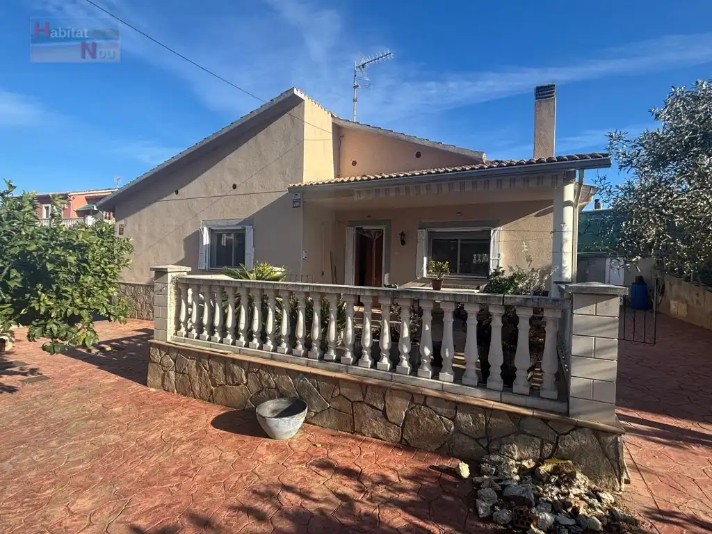 Exterior view of Houses for sale in La Bisbal del Penedès  with Oven and Microwave