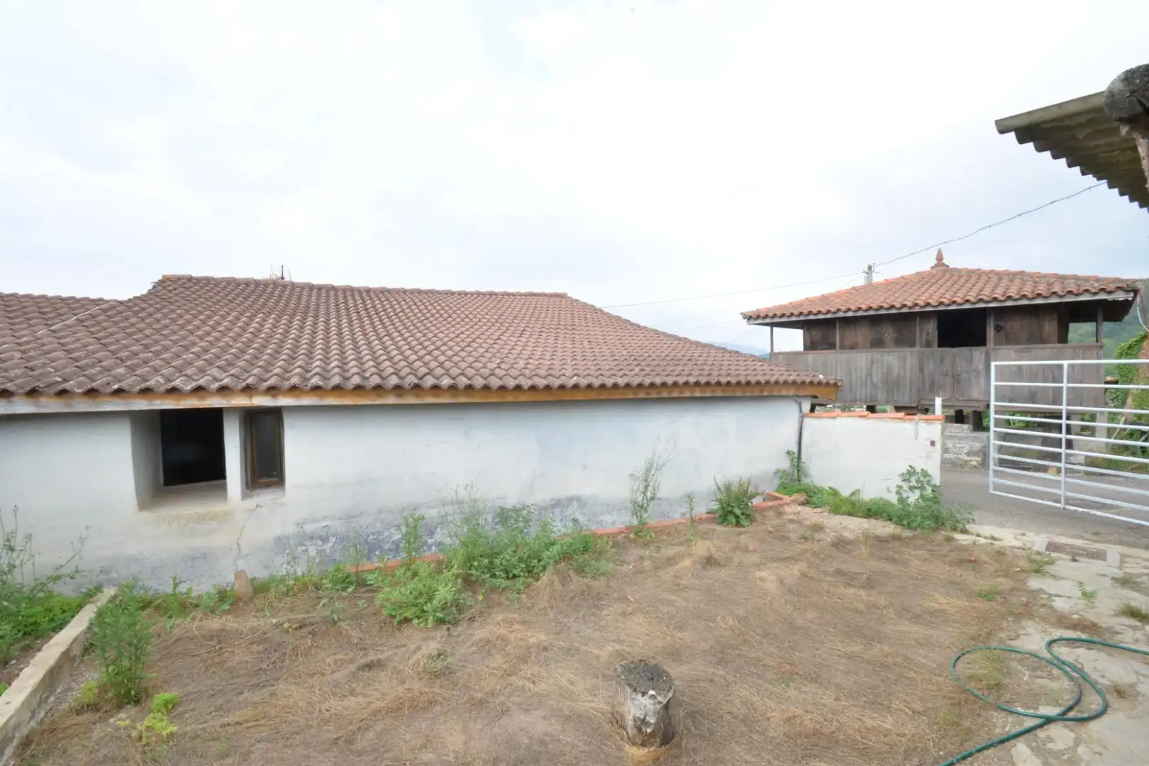 Vista exterior de Finca rústica en venda en Oviedo  amb Traster