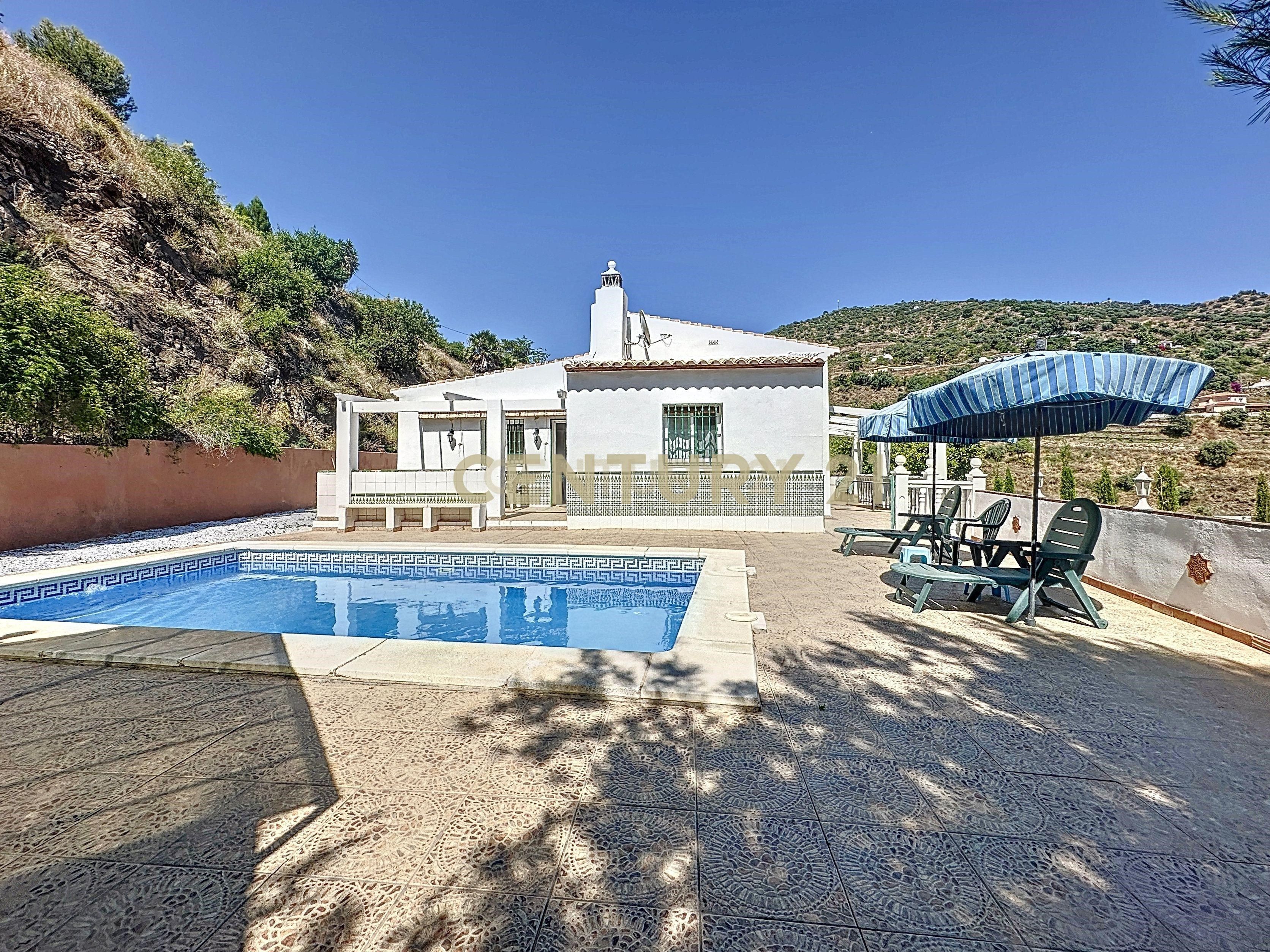 Vista exterior de Casa o xalet en venda en Arenas amb Aire condicionat, Terrassa i Piscina