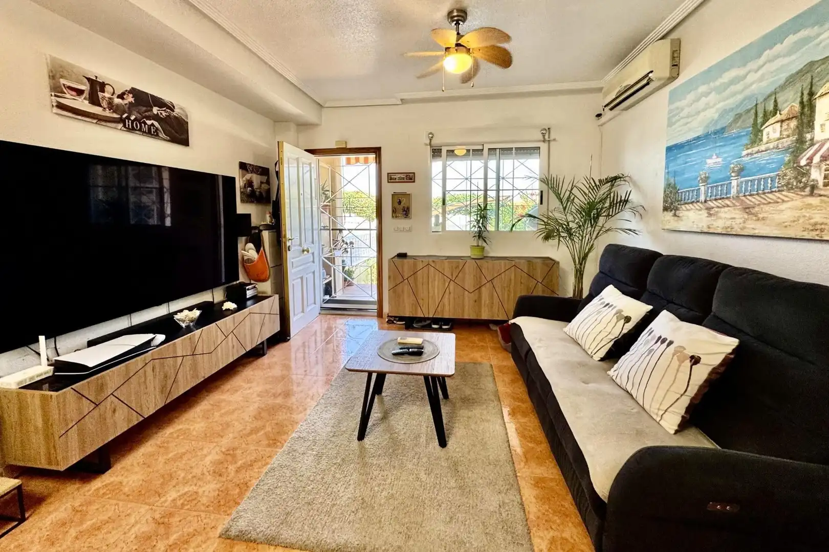 Sala de estar de Casa adosada en venta en Torrevieja con Aire acondicionado, Calefacción y Jardín privado