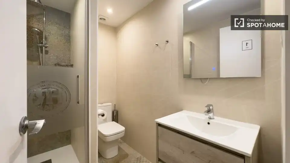 Bathroom of Flat for rent in Barcelona  with Air Conditioner, Heating and Furnished