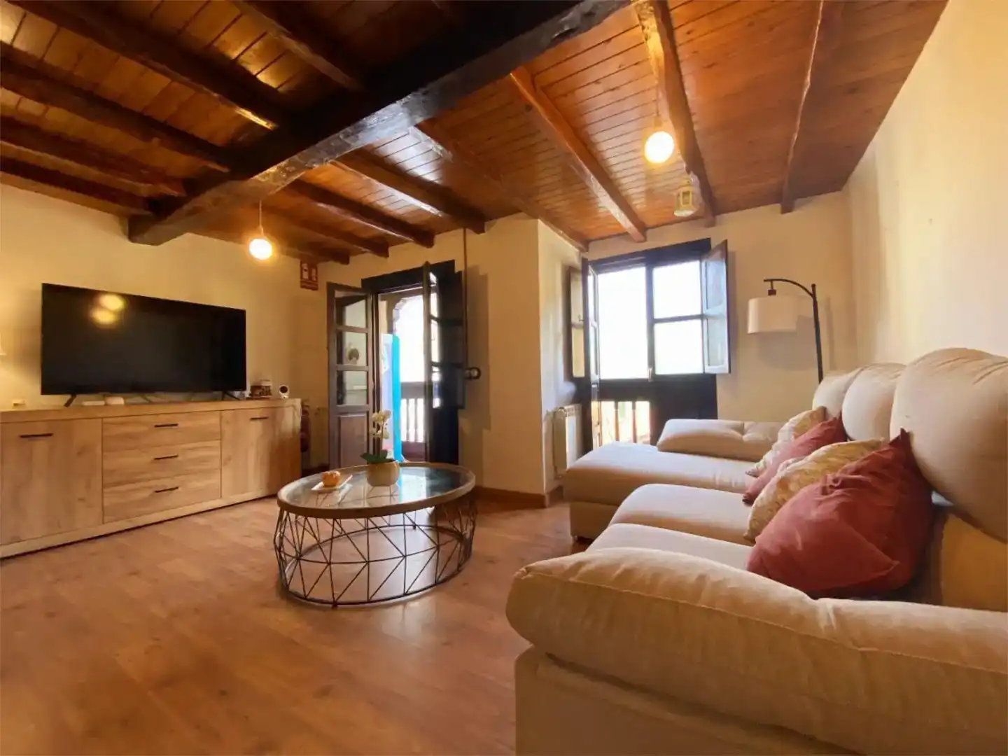 Sala d'estar de Pis de lloguer en Llanes amb Parquet, Moblat i Balcó