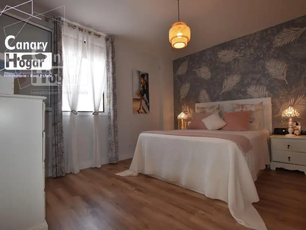 Schlafzimmer von Dachboden zum Verkauf in San Miguel de Abona mit Heizung, Privatgarten und Balkon