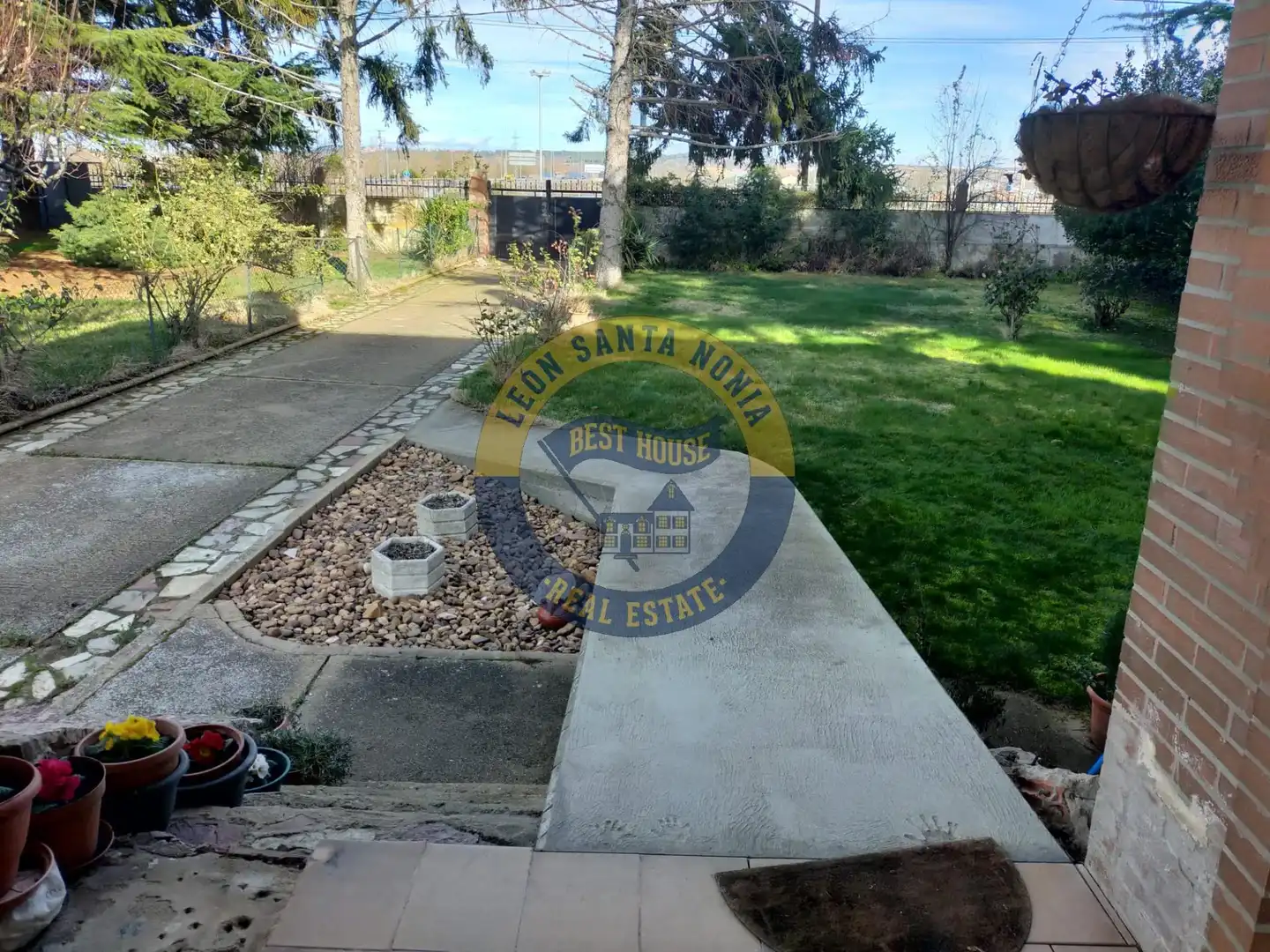 Jardí de Casa o xalet en venda en León Capital  amb Calefacció