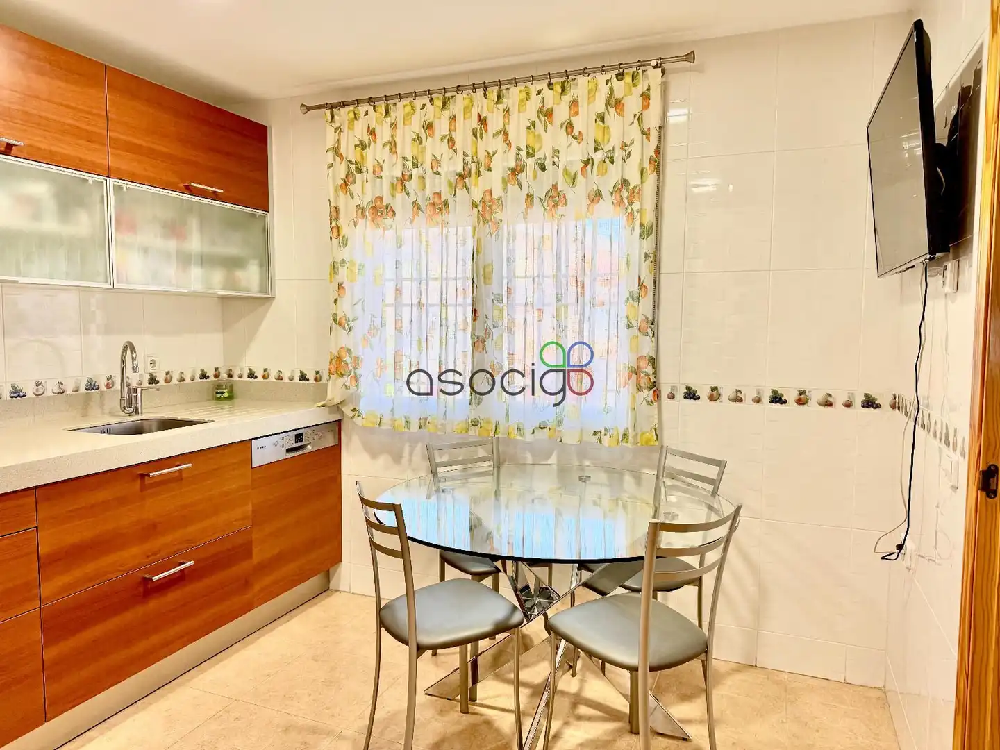Cocina de Casa adosada en venta en Cabanillas del Campo con Aire acondicionado, Calefacción y Jardín privado