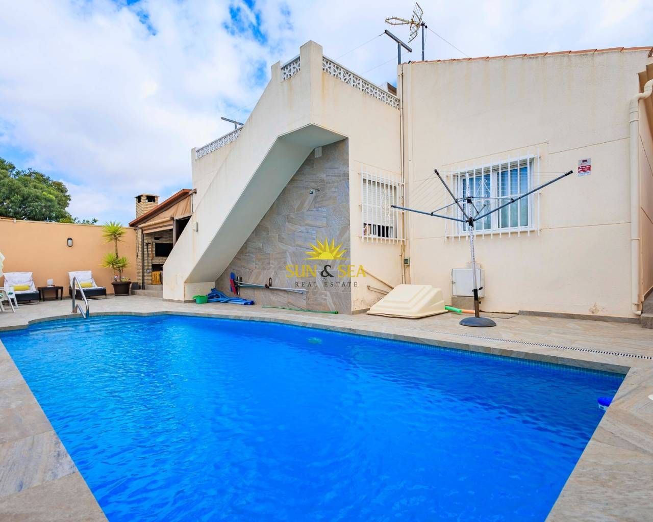 Swimming pool of House or chalet for sale in Torrevieja  with Air Conditioner, Heating and Terrace