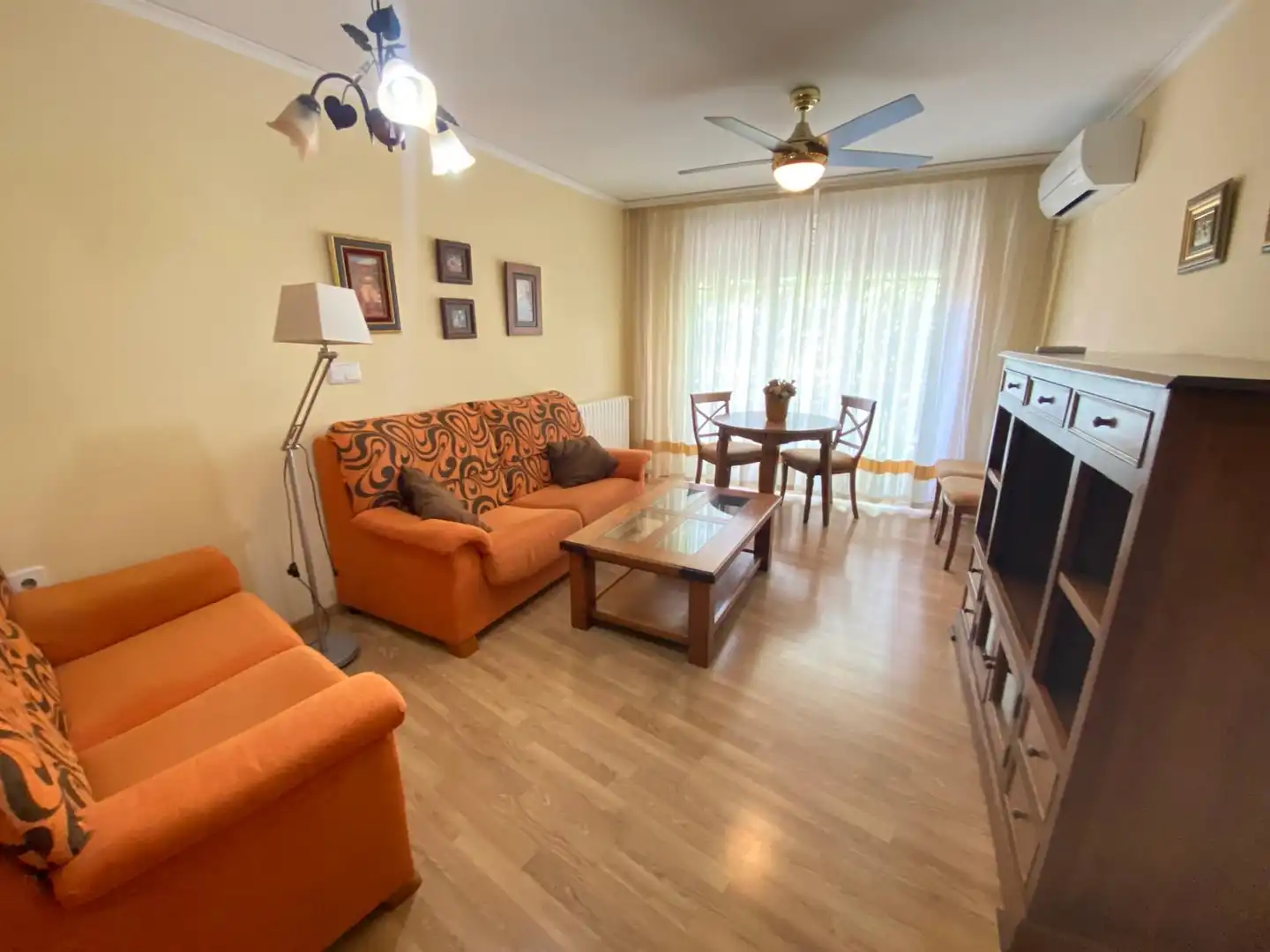 Sala de estar de Apartamento de alquiler en Albacete con Calefacción, Parquet y Amueblado
