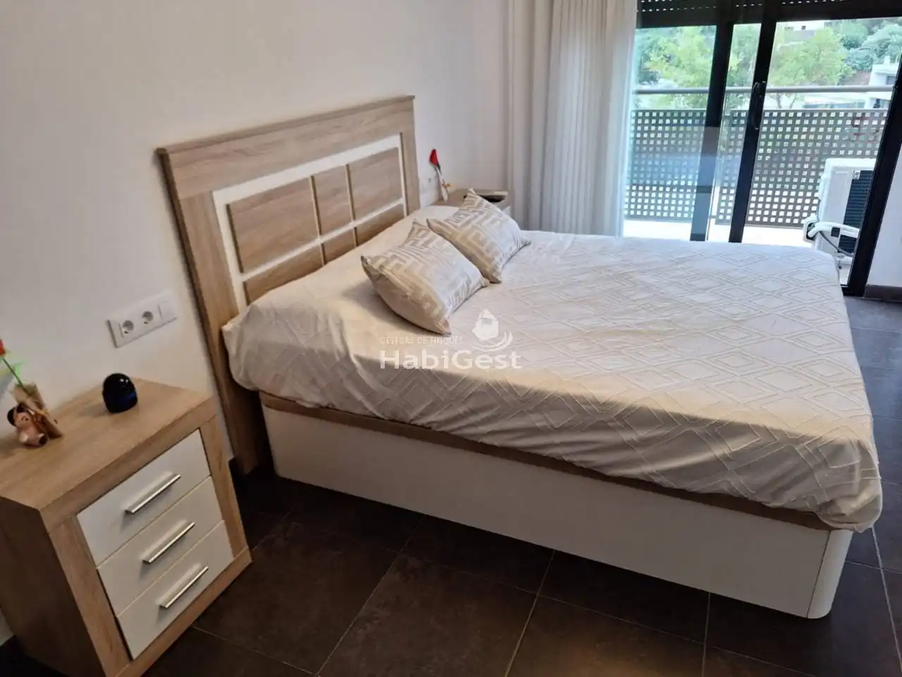 Schlafzimmer von Maisonette zum Verkauf in Sils mit Klimaanlage, Terrasse und Gemeinschaftspool