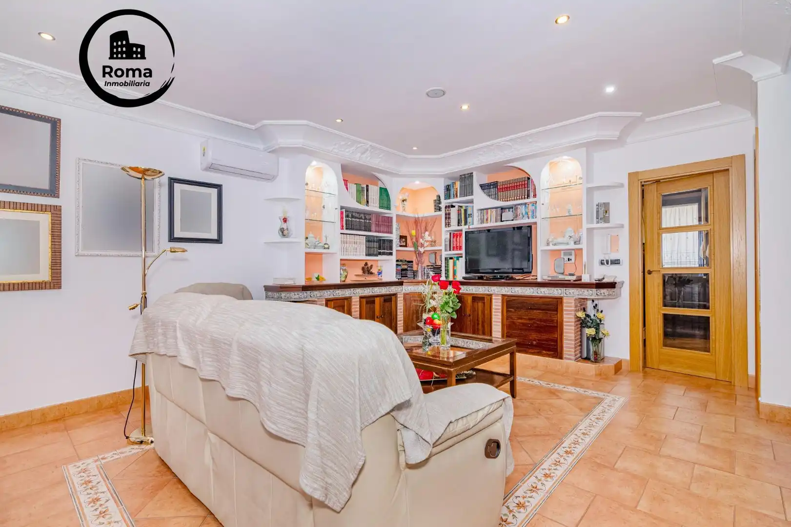 Sala de estar de Casa adosada en venta en La Zubia con Aire acondicionado, Calefacción y Piscina