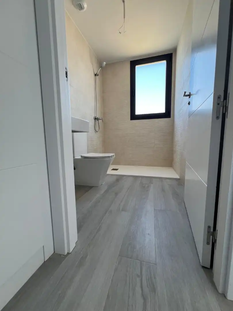 Baño de Casa adosada en venta en Villalbilla con Calefacción, Jardín privado y Terraza