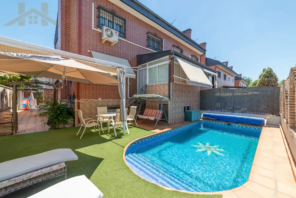 Swimming pool of Detached homes for sale in Rivas-Vaciamadrid  with Air Conditioner, Heating and Private garden