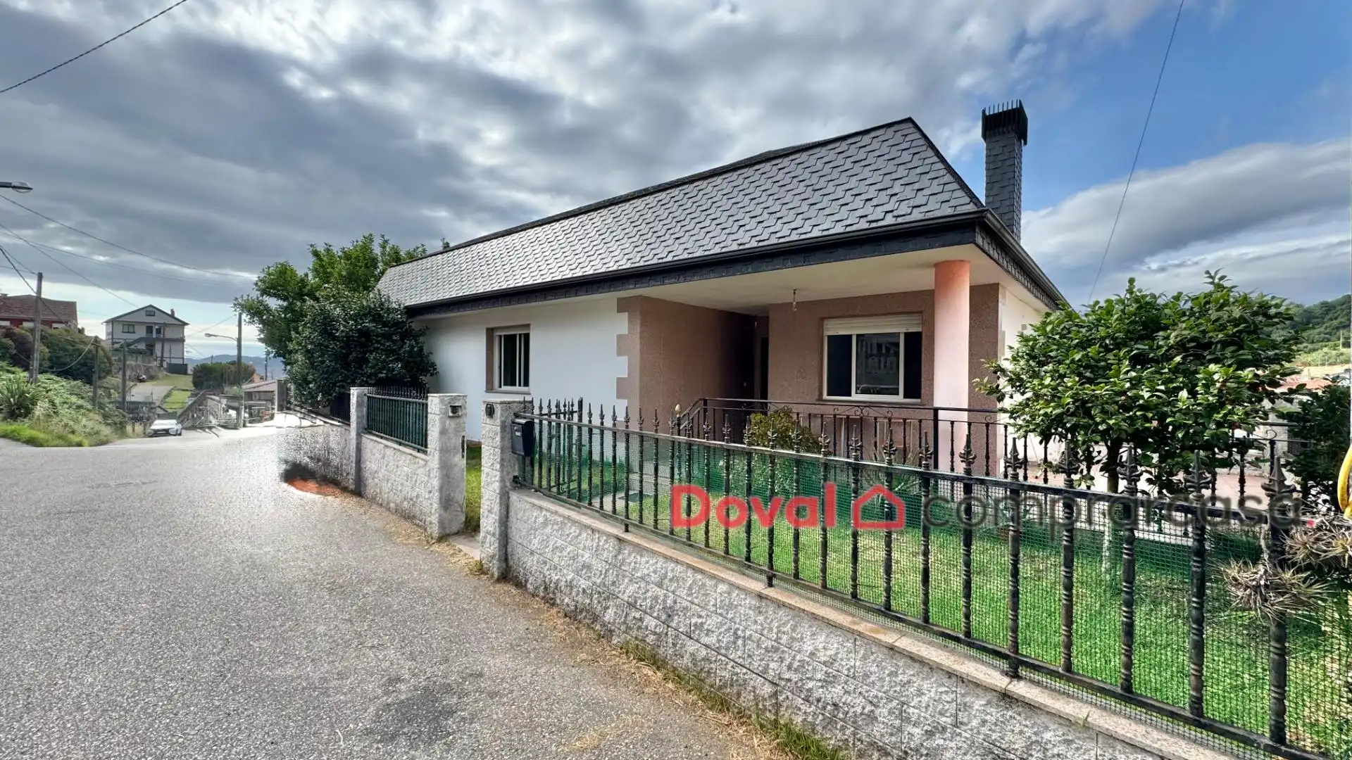 Vista exterior de Casa o xalet en venda en Redondela amb Calefacció, Traster i Piscina