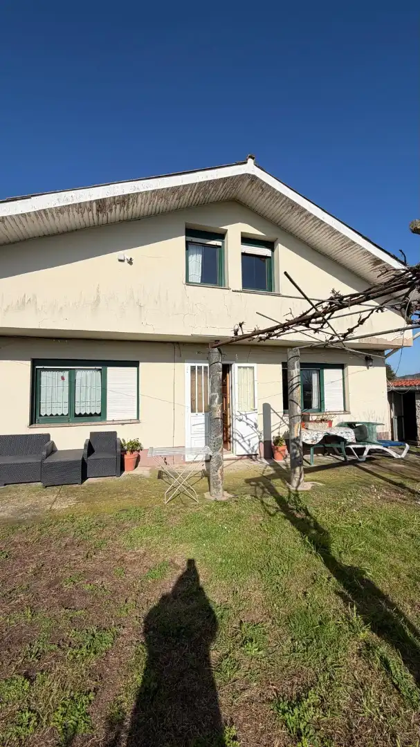 Vista exterior de Casa o xalet en venda en Carballo amb Calefacció, Jardí privat i Moblat