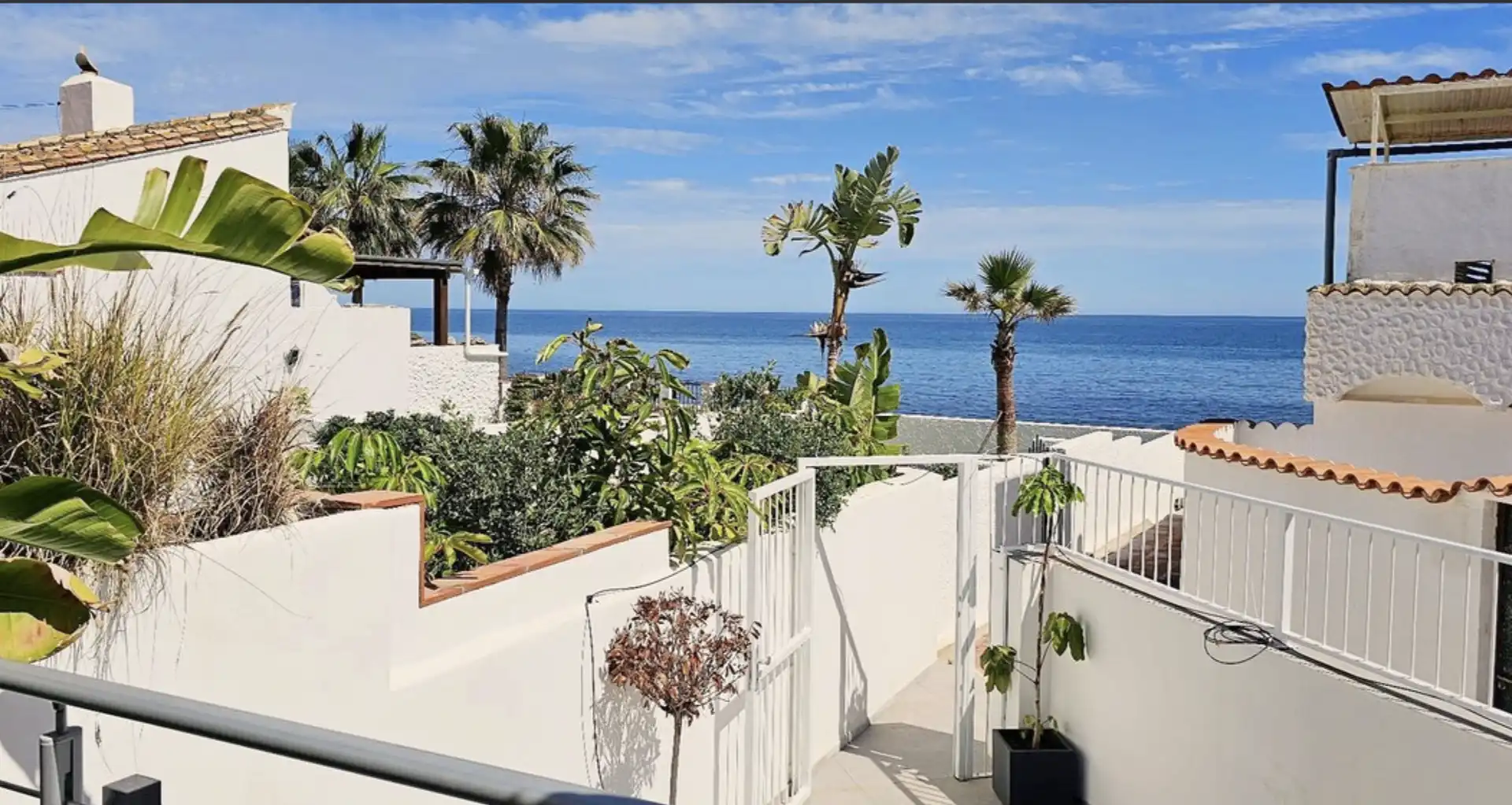 Vista exterior de Casa adosada en venda en Estepona amb Aire condicionat, Calefacció i Jardí privat