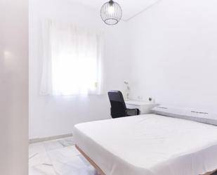 Bedroom of Apartment to share in  Sevilla Capital