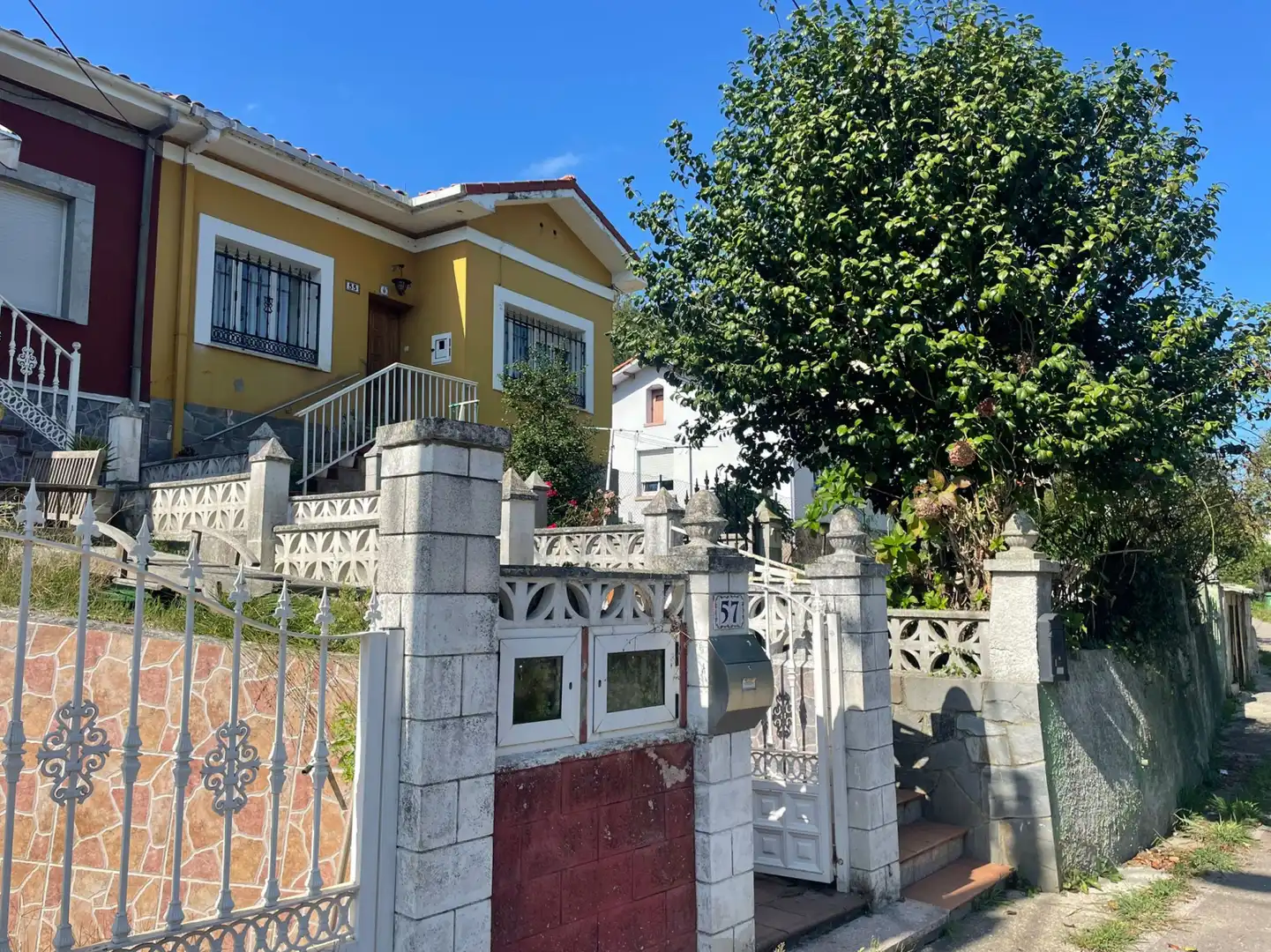 Vista exterior de Casa adosada en venta en Avilés con Calefacción
