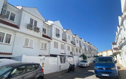 Exterior view of Single-family semi-detached for sale in Mairena del Aljarafe  with Air Conditioner, Terrace and Balcony