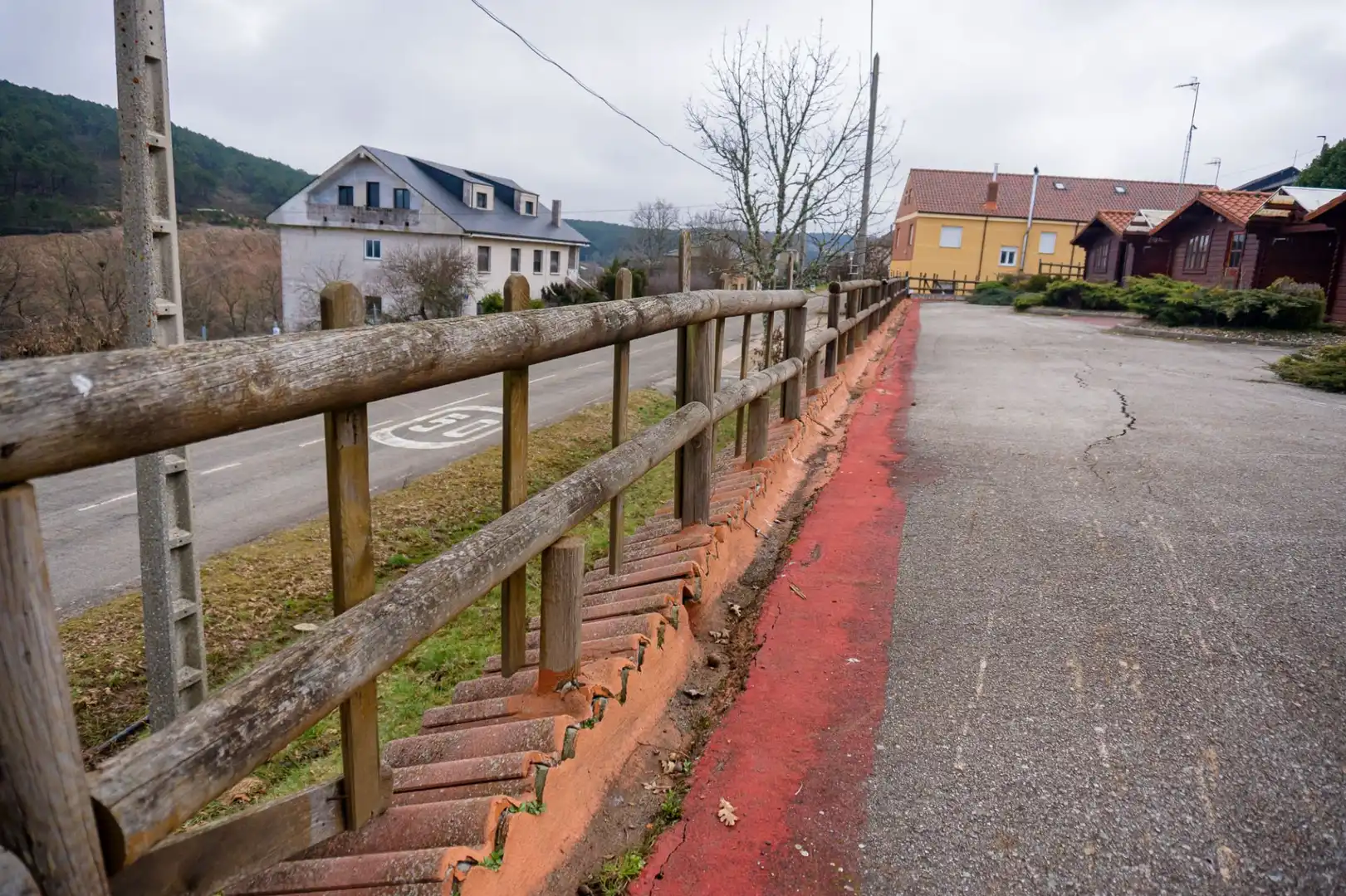 Vista exterior de Casa o xalet en venda en Villagatón amb Aire condicionat, Calefacció i Jardí privat