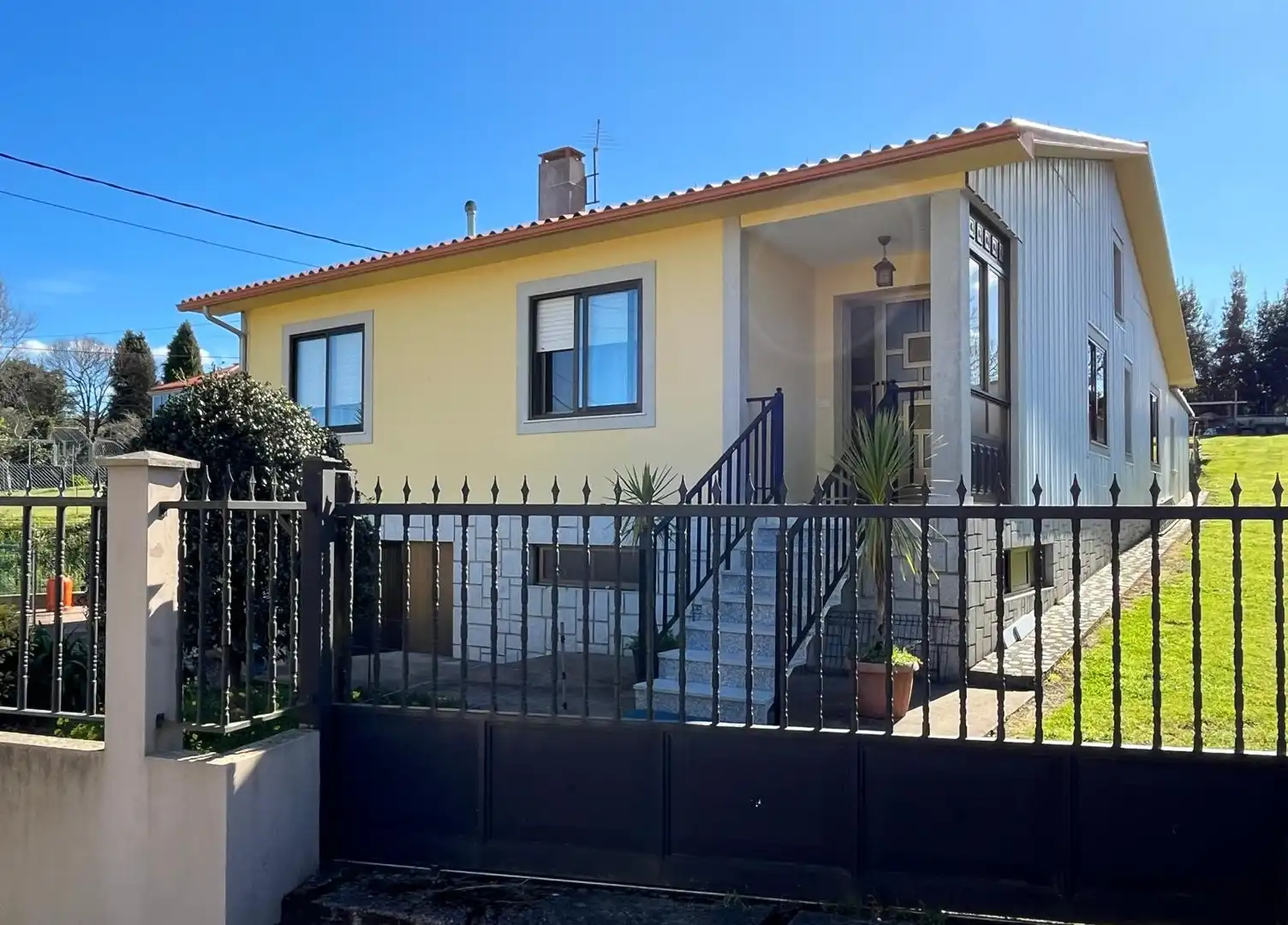 House with garden for sale in Mugardos