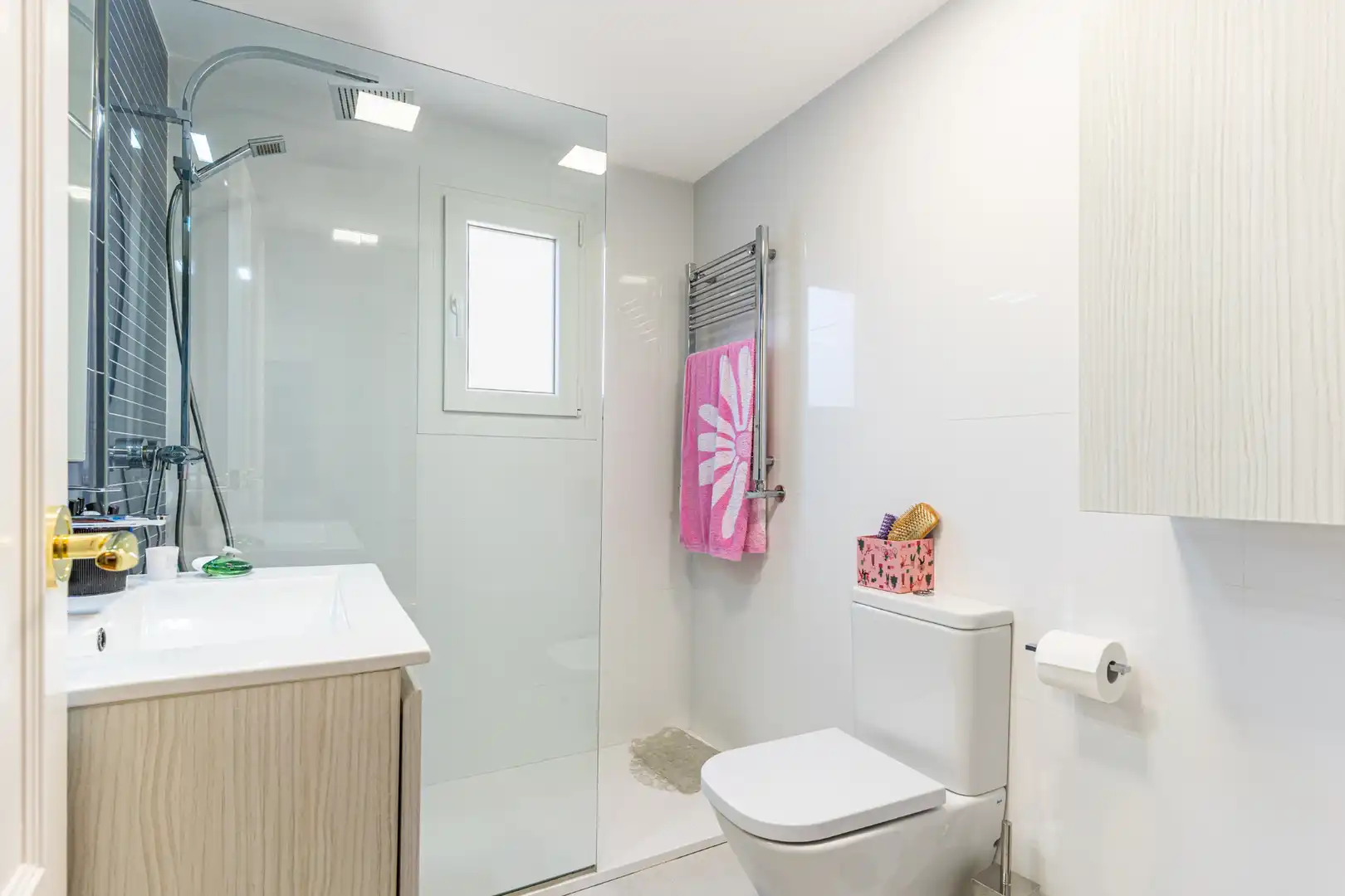 Badezimmer von Einfamilien-Reihenhaus zum Verkauf in Las Rozas de Madrid mit Klimaanlage, Heizung und Privatgarten