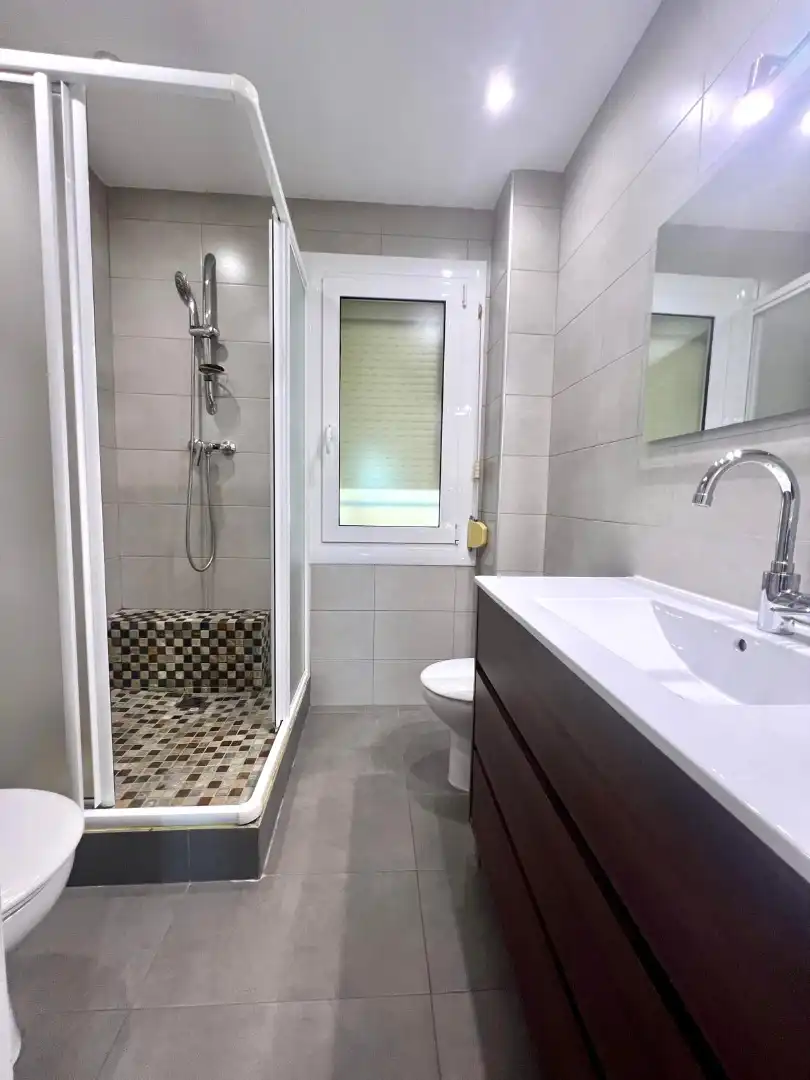 Badezimmer von Dachboden zur Miete in Barcelona mit Klimaanlage, Heizung und Parkett