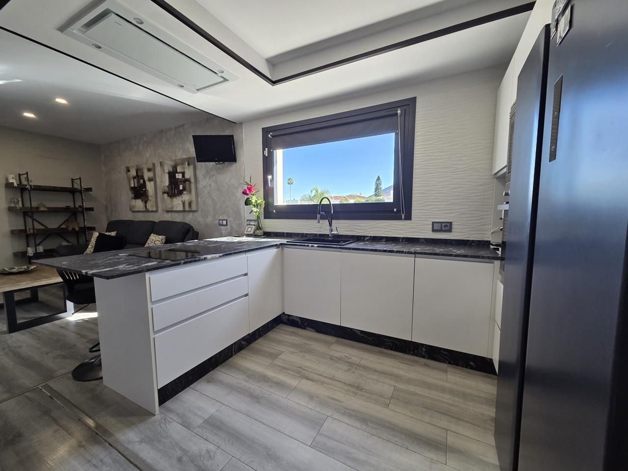 Cuina de Casa adosada en venda en Alhaurín de la Torre amb Jardí privat, Alarma i Piscina comunitària