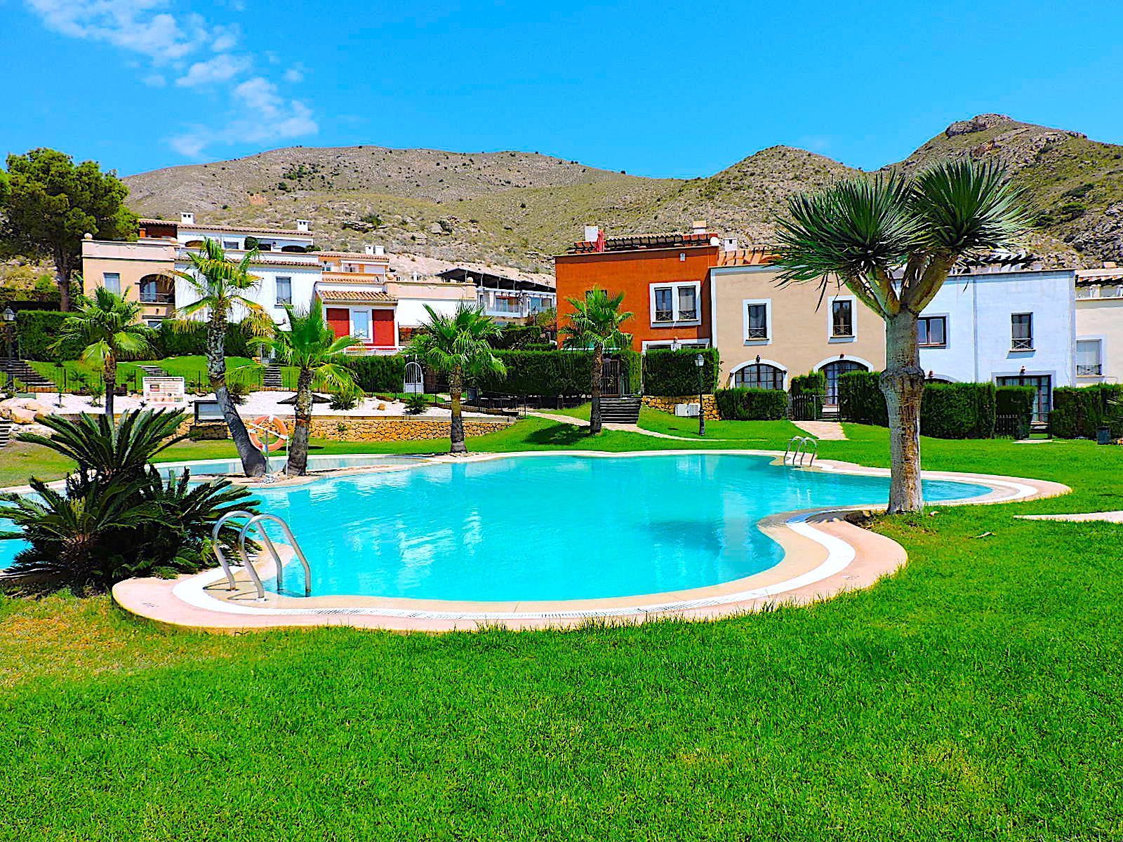 Piscina de Casa adosada en venda en Finestrat amb Aire condicionat, Calefacció i Jardí privat