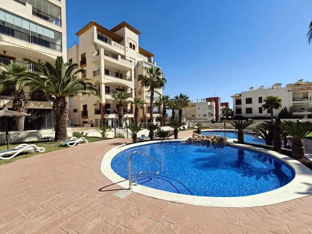Piscina de Planta baja en venta en Guardamar del Segura con Aire acondicionado, Terraza y Trastero