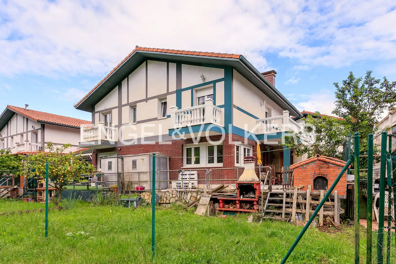 Vista exterior de Casa o chalet en venta en Castro-Urdiales con Calefacción, Jardín privado y Terraza