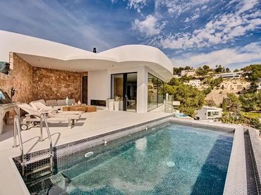 Detached house with pool to rent in Can Furnet