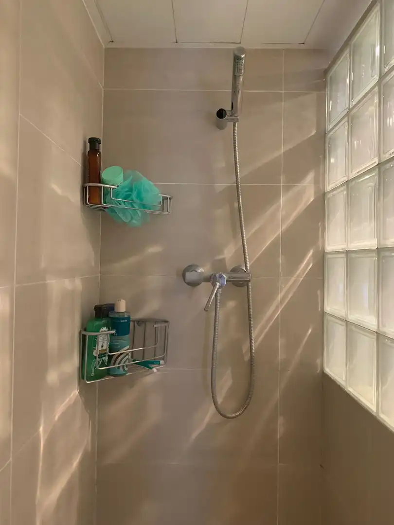 Badezimmer von Wohnung zur Miete in Barcelona mit Klimaanlage und Heizung