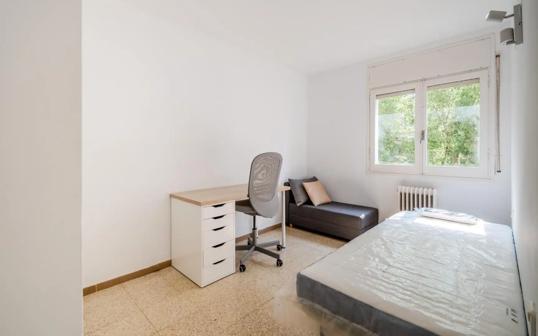 Bedroom of Flat for rent in Girona