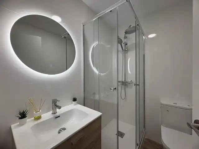 Bathroom of Flat for sale in Barcelona