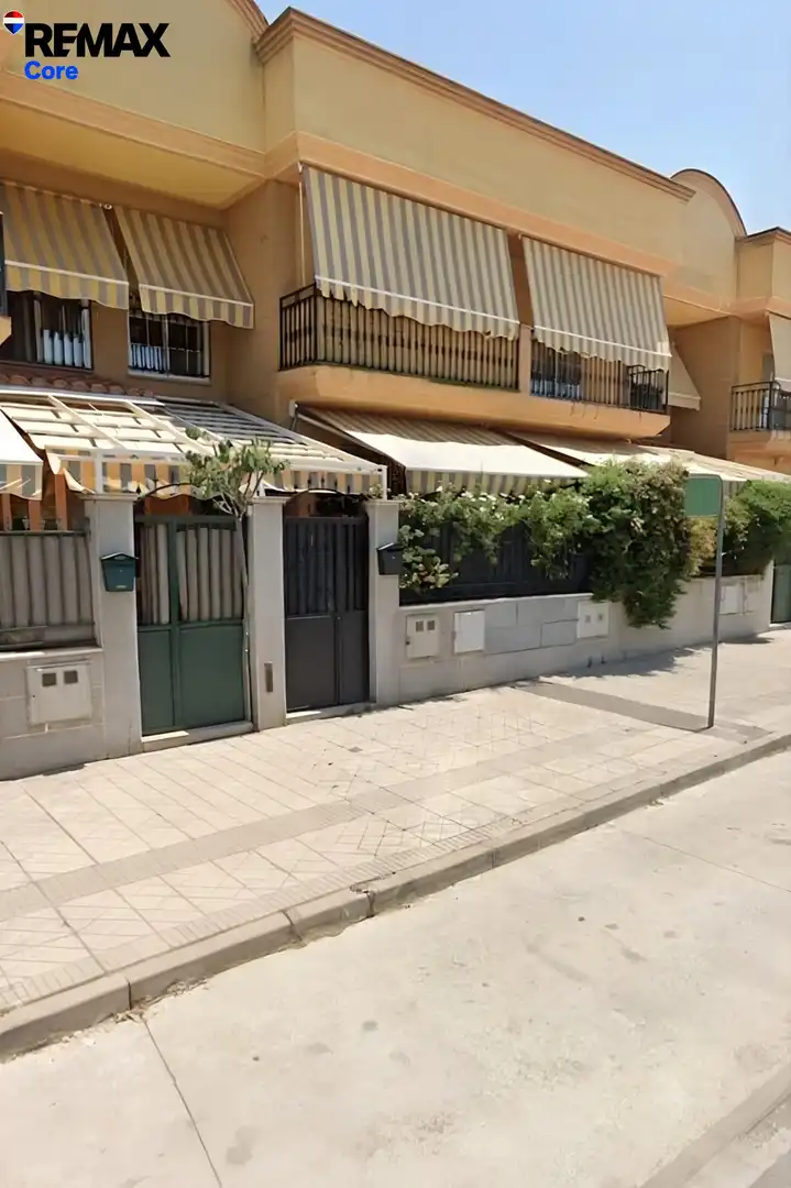 Vista exterior de Casa adosada en venda en Cáceres amb Aire condicionat, Calefacció i Terrassa