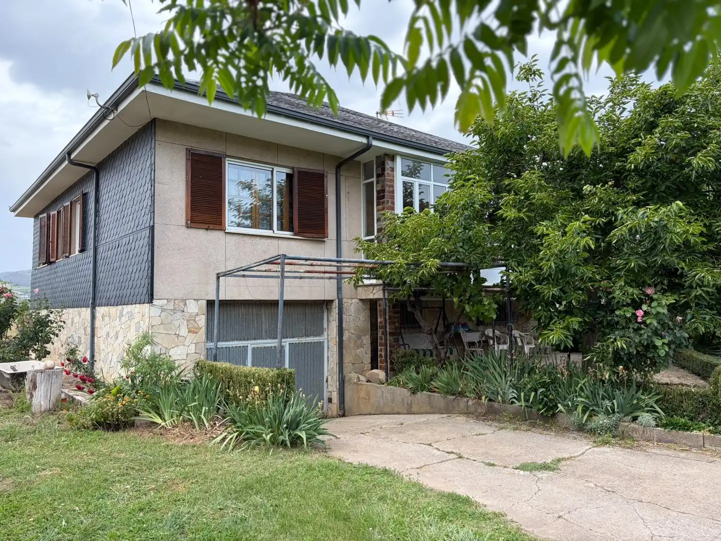 Vista exterior de Casa o xalet en venda en Corullón amb Calefacció, Terrassa i Alarma