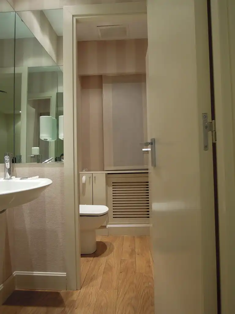 Baño de Oficina de alquiler en Madrid con Aire acondicionado y Calefacción