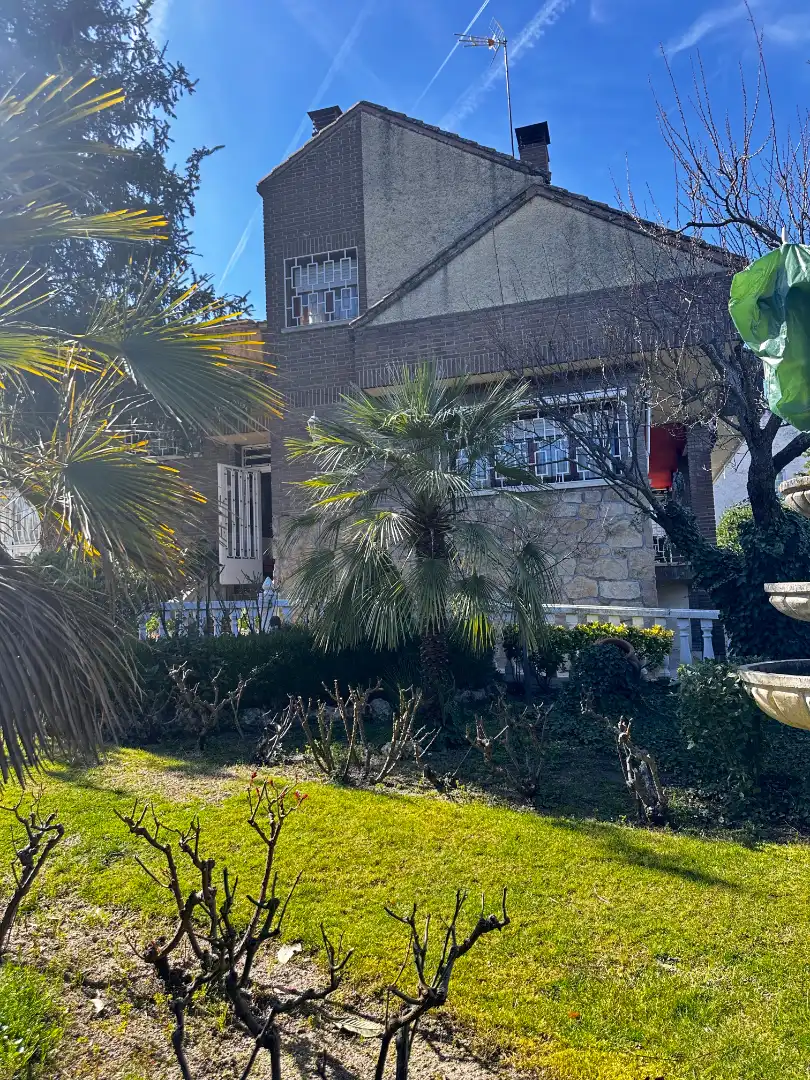 Vista exterior de Casa o chalet en venta en Las Rozas de Madrid con Aire acondicionado, Calefacción y Jardín privado