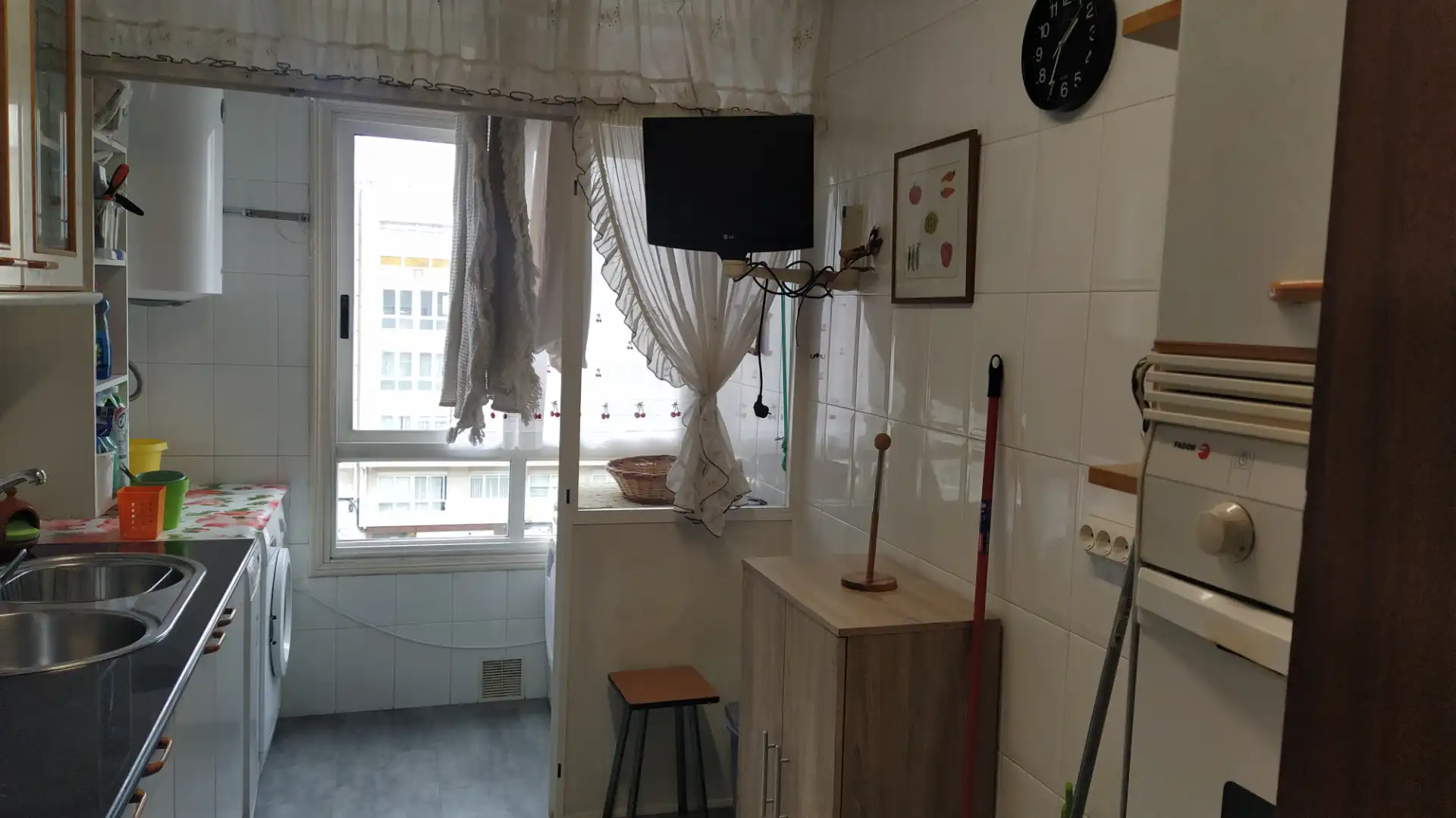 Cuina de Pis de lloguer en A Coruña Capital  amb Parquet, Moblat i Forn