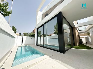 Chalet con balcón en venta en Torre de la Horadada