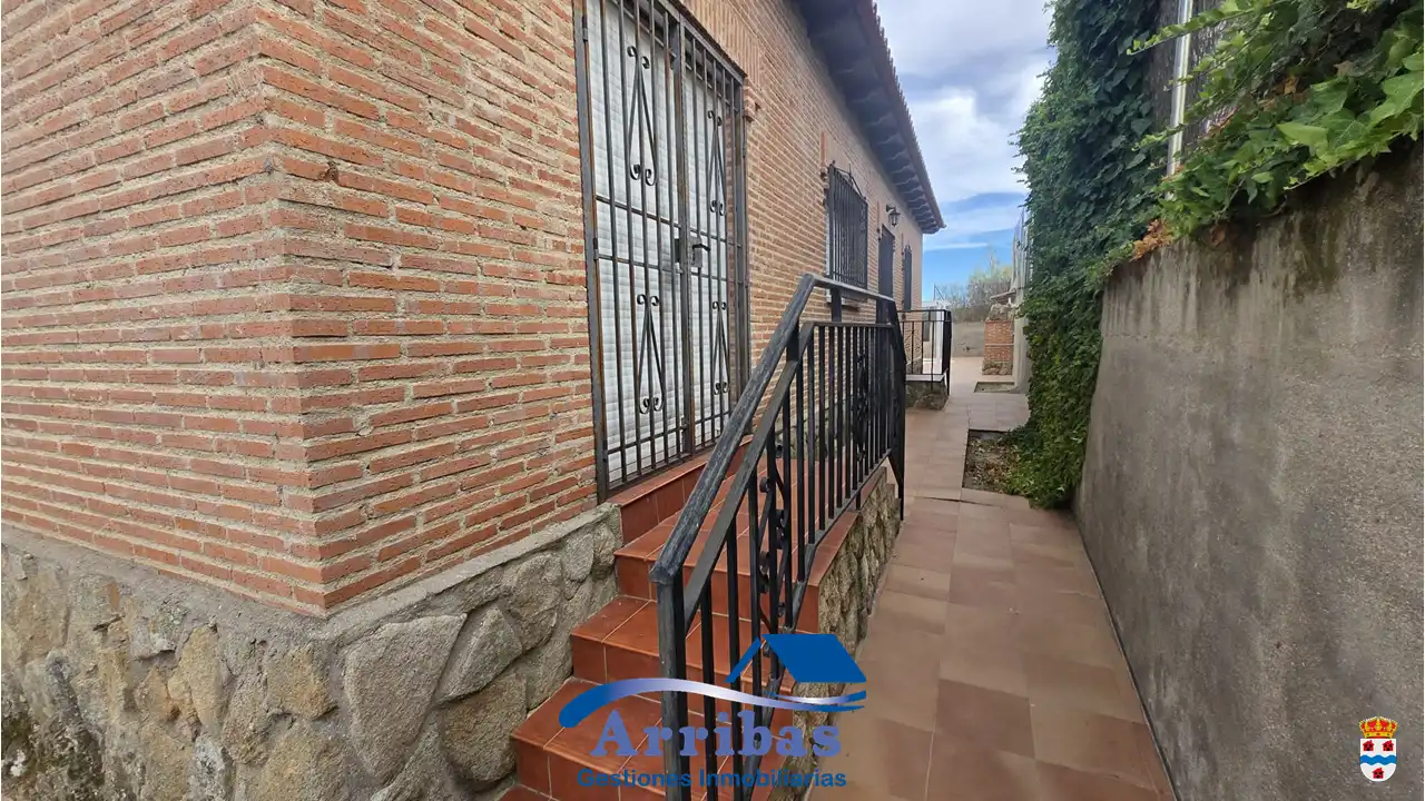 Vista exterior de Casa o chalet en venta en El Casar de Escalona con Calefacción, Jardín privado y Terraza